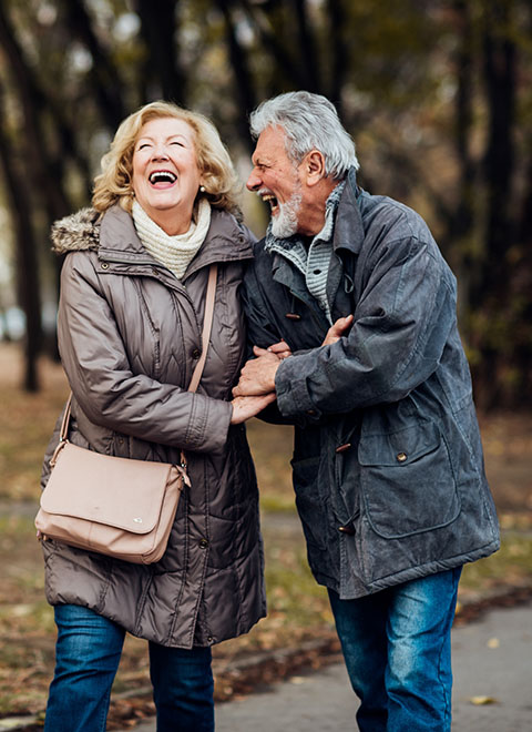 Coppia adulta felice nel parco