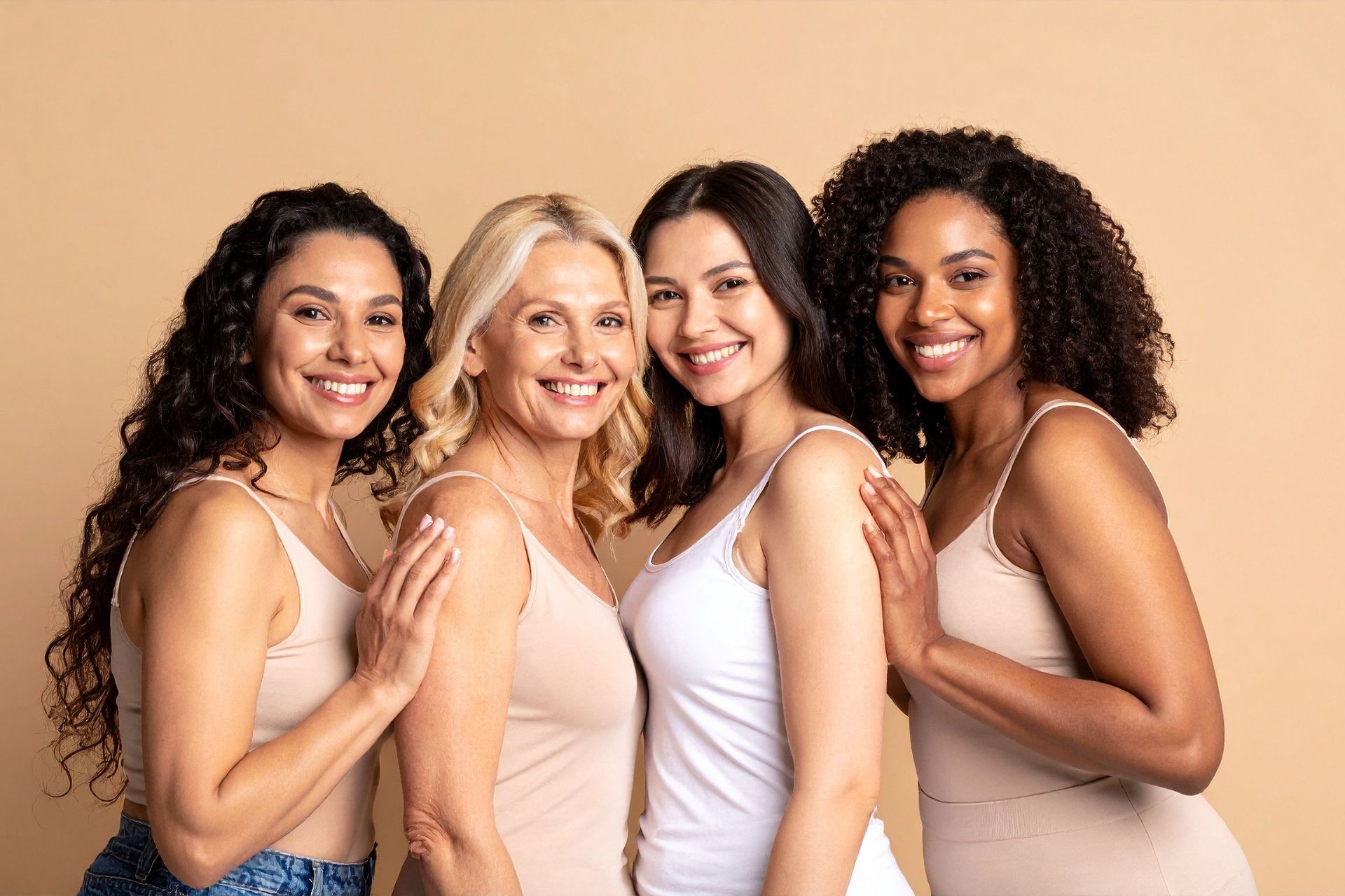 Donne sorridenti con pelle curata