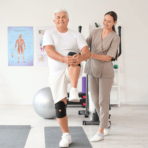 Uomo anziano che pratica fisioterapia