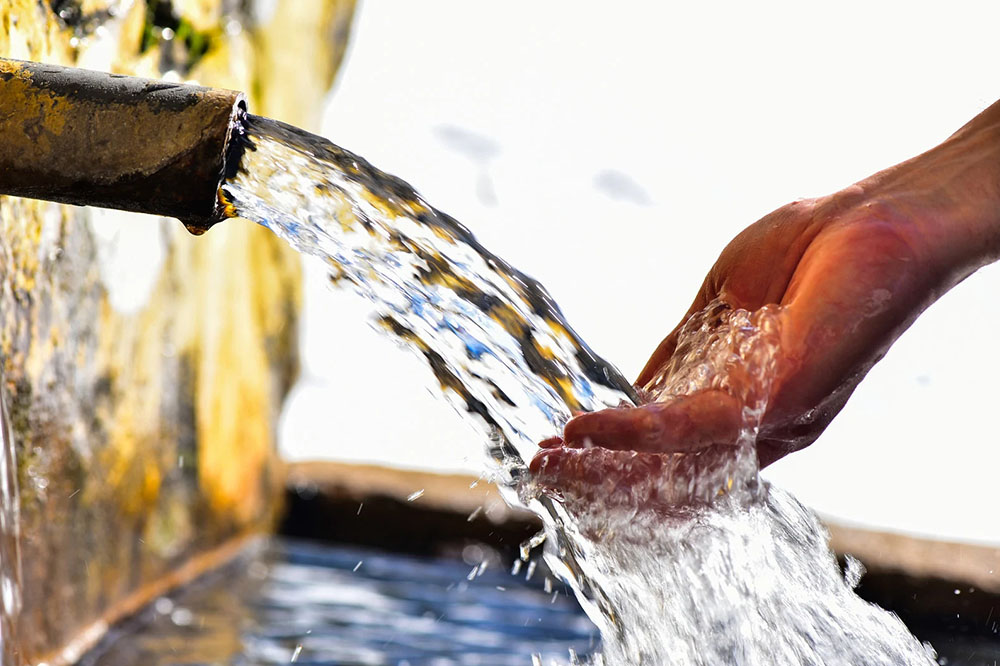Acqua fresca che scorre da fontana
