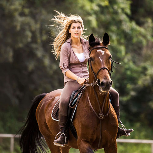 Giovane donna a cavallo