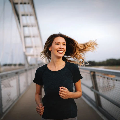 Giovane donna che pratica jogging all'aria aperta