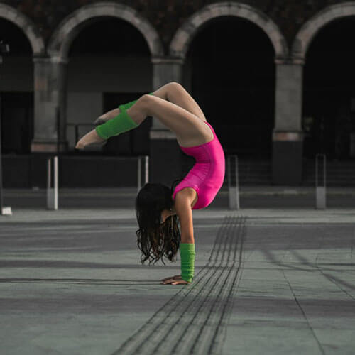Acrobata donna che esegue la verticale all'aperto