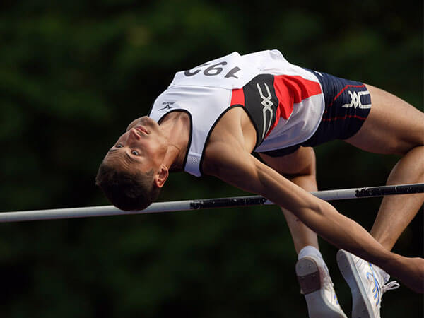 Atleta che pratica salto con l'asta