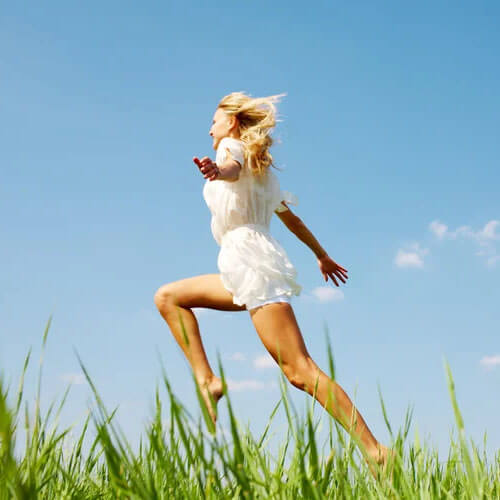 Donna che corre all'aria aperta