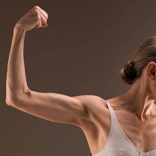 Donna che mostra il muscolo del braccio
