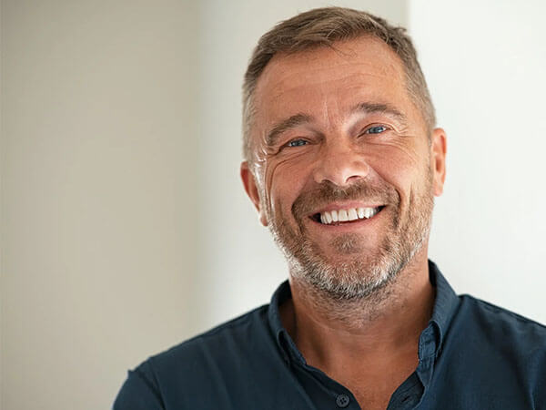 Uomo adulto sorridente