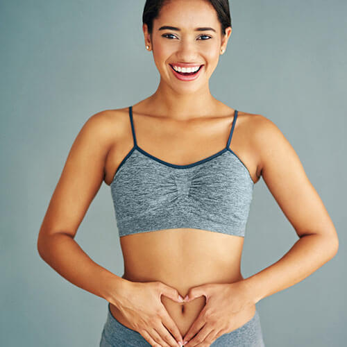 Giovane donna in forma sorridente